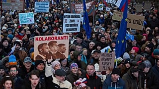 Pessoas participam num protesto contra o governo na Praça da Liberdade organizado por activistas políticos em Bratislava, 7 de fevereiro de 2025