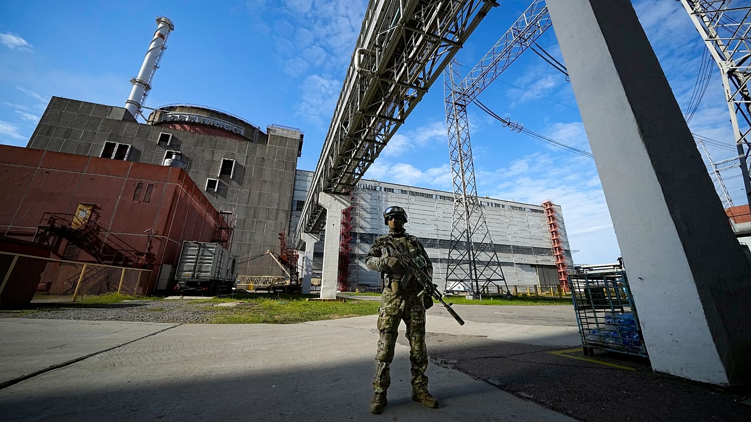 Un militaire russe surveille une zone de la centrale nucléaire de Zaporizhzhia, dans un territoire sous contrôle militaire russe, 1er mai 2022.