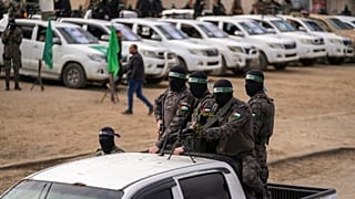 مقاتلو حماس في دير البلح وسط قطاع غزة، يوم السبت 8 شباط/فبراير 2025.