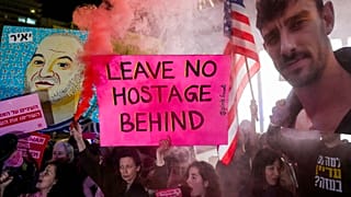 Люди участвуют в митинге с требованием освободить заложников, удерживаемых в секторе Газа, перед зданием отделения посольства США в Тель-Авиве, 4 февраля 2025 года.