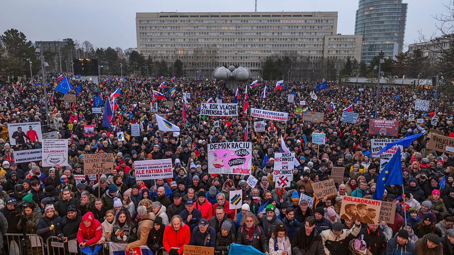 Ludzie gromadzą się, aby sprzeciwić się polityce populistycznego premiera Roberta Fico w Bratysławie w piątek, 7 lutego 2025 r