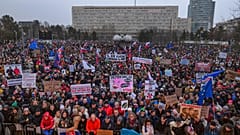 Ludzie gromadzą się, aby sprzeciwić się polityce populistycznego premiera Roberta Fico w Bratysławie w piątek, 7 lutego 2025 r
