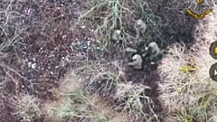 Украинские войска захватывают двух северокорейских солдат, воюющих вместе с российскими войсками в Курской области, 11 января 2025 г. (Пресс-служба президента Украины через AP)