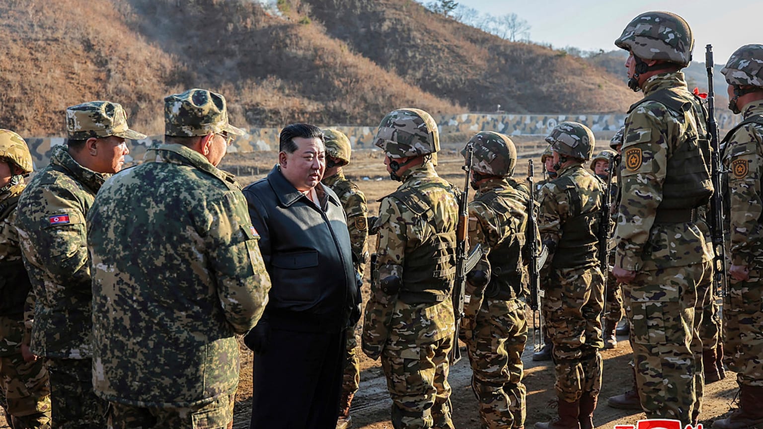 Soldados norcoreanos junto al líder de Corea del Norte en una imagen de archivo. 