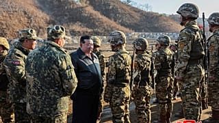 Soldados norcoreanos junto al líder de Corea del Norte en una imagen de archivo.