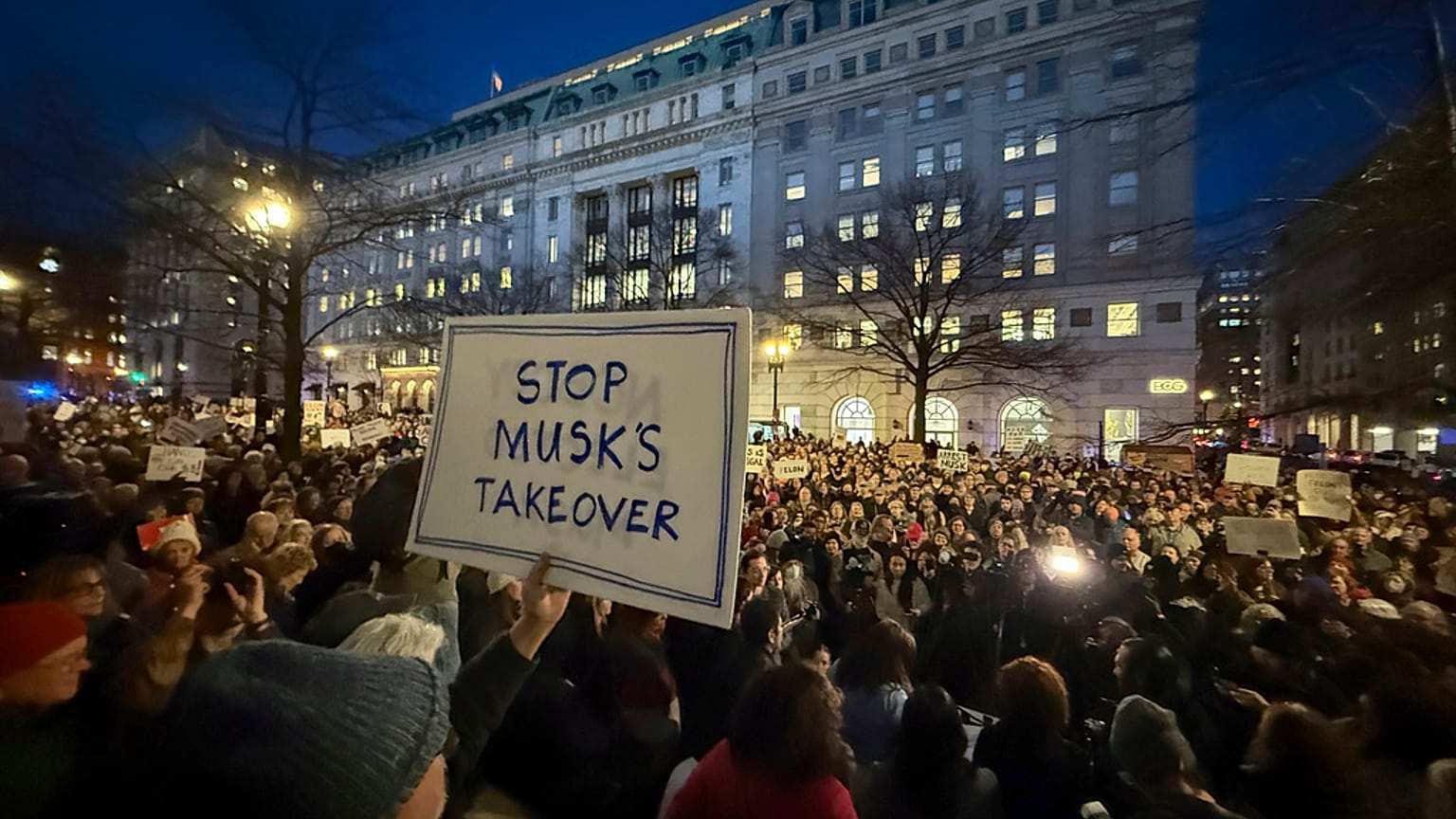 Cartel en protesta por la designación de Elon Musk como parte de la nueva Administración trumpista.