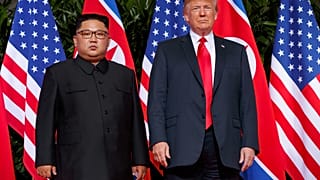 Donald Trump amerikai elnök találkozik Kim Dzsong Un észak-koreai vezetővel Sentosa szigetén, Szingapúrban 2018. június 12-én.