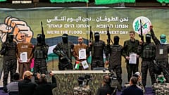 A szabadon engedett izraeli túszok a színpadon, a Hamász harcosai között