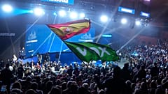 Una bandera española y una bandera del partido de extrema derecha español VOX ondean durante la cumbre de extrema derecha Patriotas por Europa en Madrid, España.