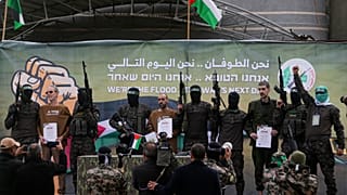 الأسرى الإسرائيليون، أوهاد بن عامي وإيلي شرابي وأور ليفي يرافقهم مقاتلو حماس قبل تسليمهم إلى الصليب الأحمر في دير البلح، وسط قطاع غزة، السبت 8 فبراير 2025.