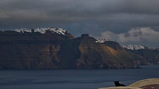 Yunanistan'ın depremden etkilenen Santorini adasındaki Oia kasabasından bir görünüm