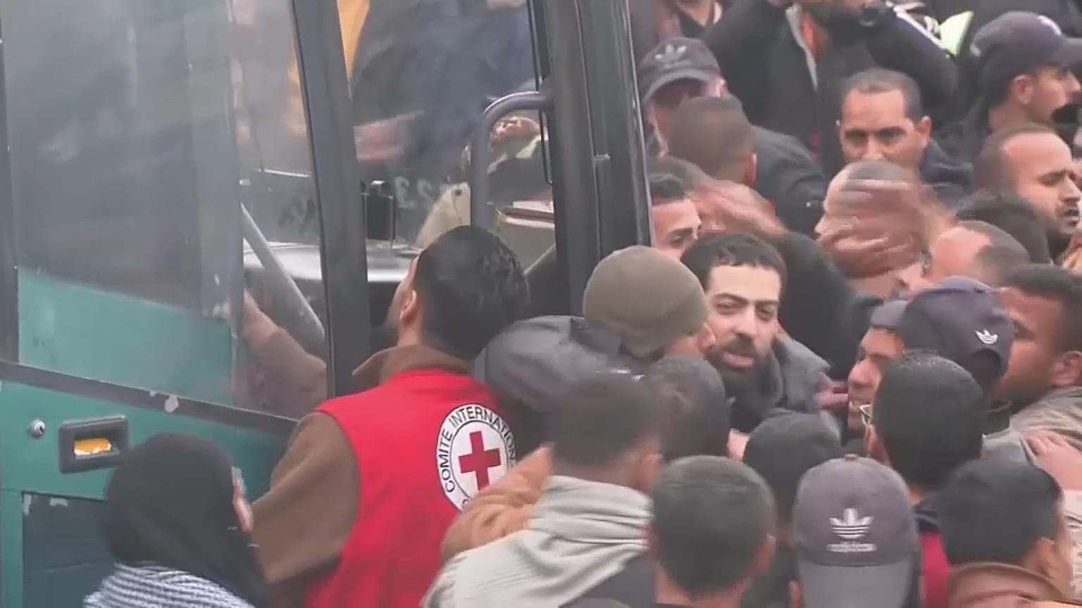 وصول الأسرى الفلسطينيين المفرج عنهم إلى خان يونس وسط استقبال حاشد