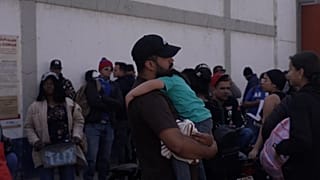 Migrantes aguardam na fronteira entre os EUA e o México, fevereiro de 2025.