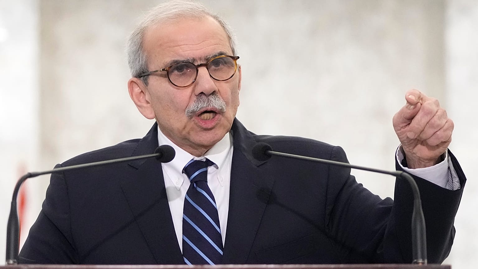 Lübnan Başbakanı Nawaf Salam, Lübnan Cumhurbaşkanı Joseph Aoun ile görüşmesinin ardından gazetecilere konuşuyor, Beyrut, 8 Şubat 2025