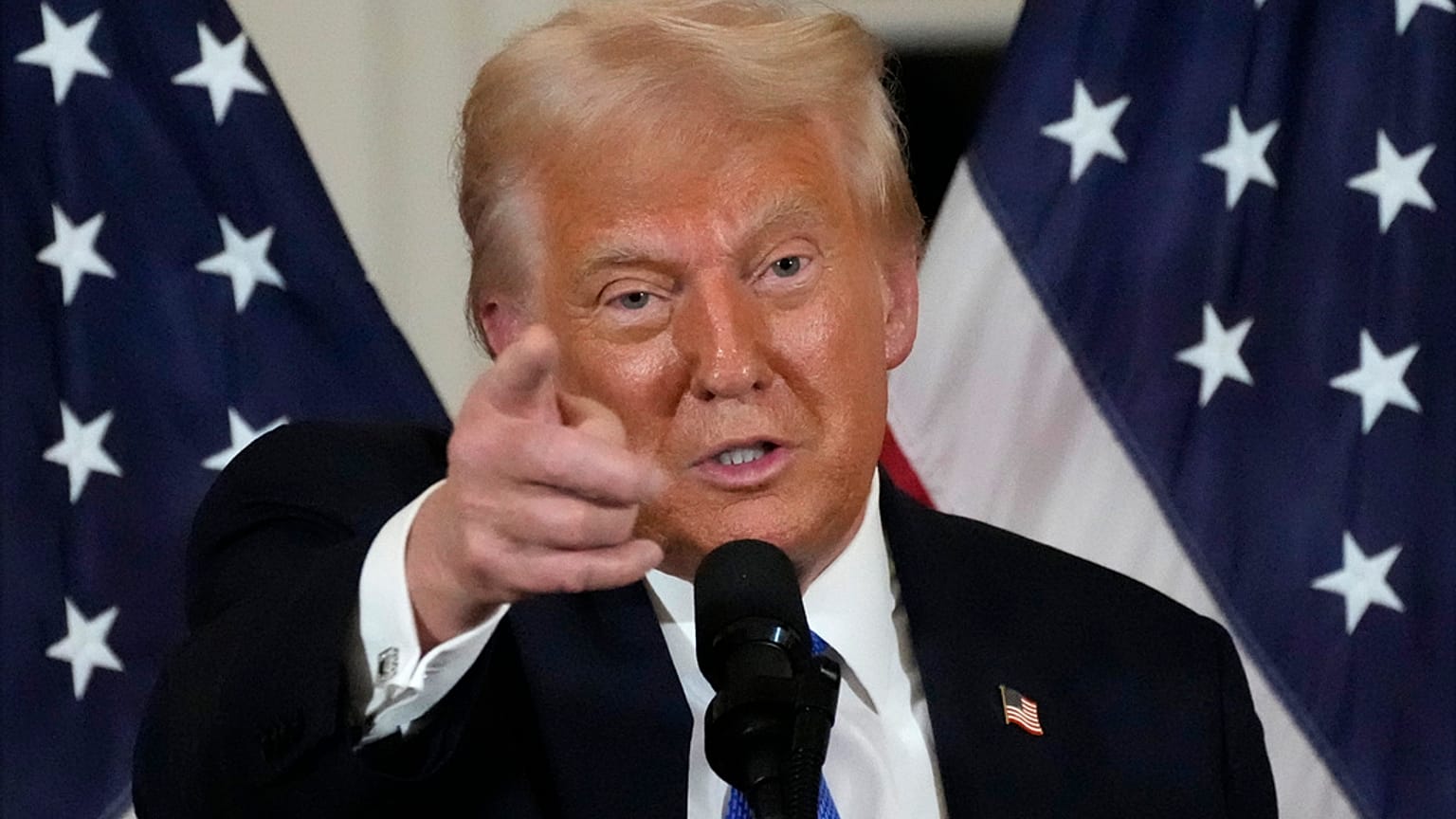 Başkan Donald Trump, 7 Şubat 2025 Cuma günü Florida, Palm Beach'teki Mar-a-Lago'da Senato Cumhuriyetçileriyle bir akşam yemeğinde konuşuyor.