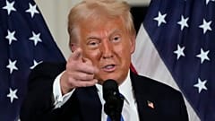 Başkan Donald Trump, 7 Şubat 2025 Cuma günü Florida, Palm Beach'teki Mar-a-Lago'da Senato Cumhuriyetçileriyle bir akşam yemeğinde konuşuyor.