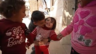 الطفلة عفراء مع عائلة عمها خليل السوادي في سوريا