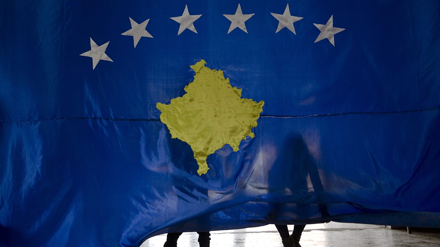 Des étudiants soulèvent le drapeau du Kosovo lors d'une cérémonie de célébration de l'indépendance dans une école de Sllovi, 16 février 2018.