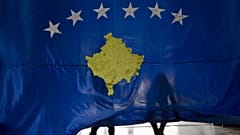 Sllovi'deki bir okulda düzenlenen bağımsızlık kutlama töreninde öğrenciler Kosova bayrağını göndere çekti, 16 Şubat 2018