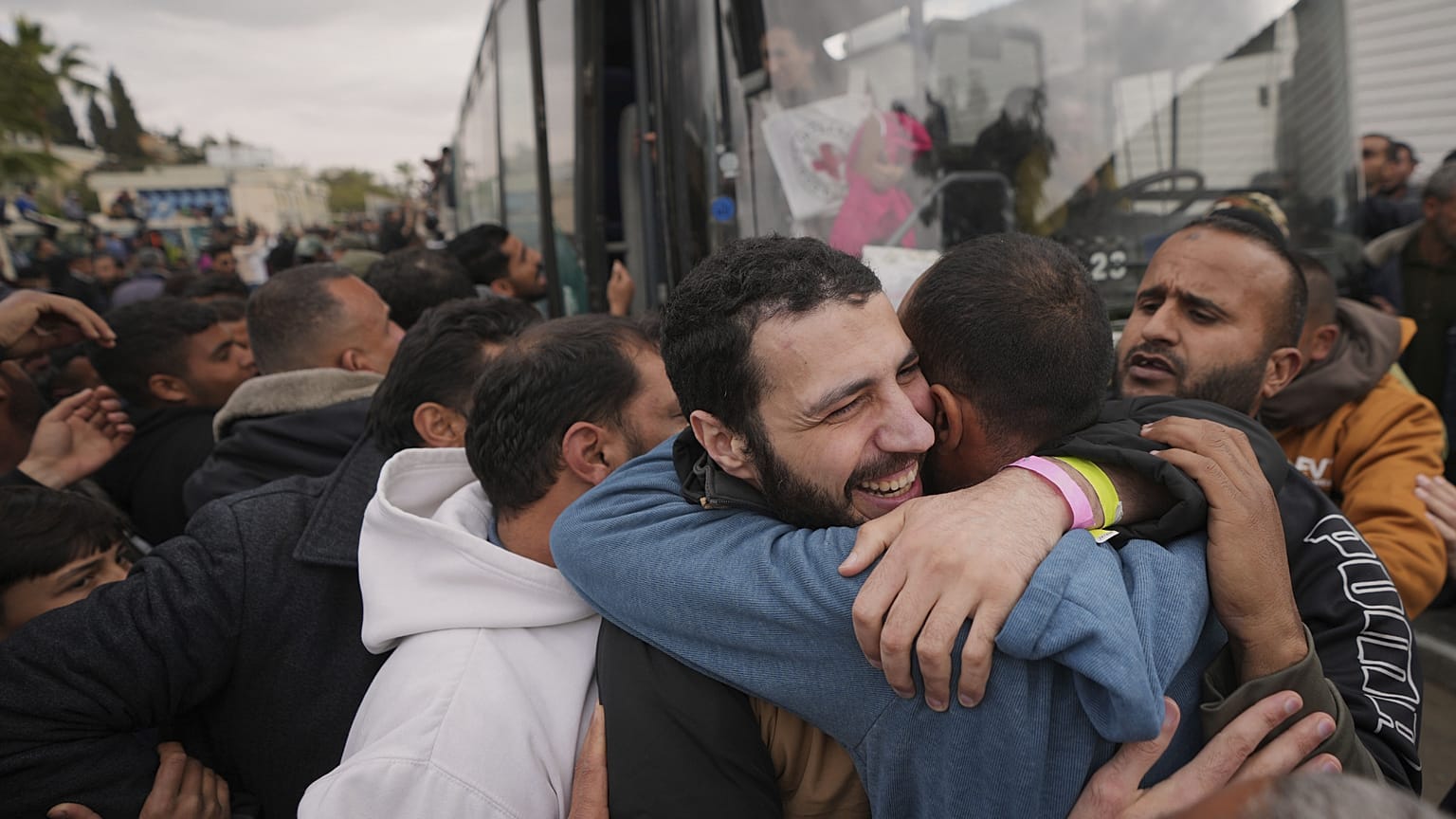 Presos palestinos liberados son recibidos por una multitud a su llegada a la Franja de Gaza tras ser liberados de una prisión israelí, 8 de febrero de 2025.