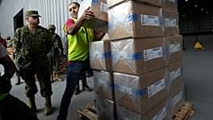 موظف في المجلس الانتخابي الوطني يساعد في تحميل الأدوات الانتخابية في مركز توزيع، استعدادًا للانتخابات العامة يوم الأحد، في كيتو، الإكوادور، السبت 8 فبراير/شباط 2025