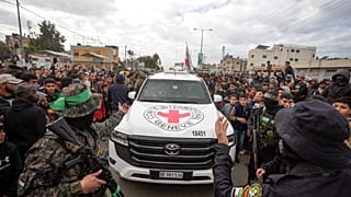 Hamas savaşçıları, Gazze Şeridi'nin merkezindeki Deyr el-Belah'ta üç İsrailli esiri teslim alan Kızıl Haç araçlarına eşlik ederken, 8 Şubat 2025