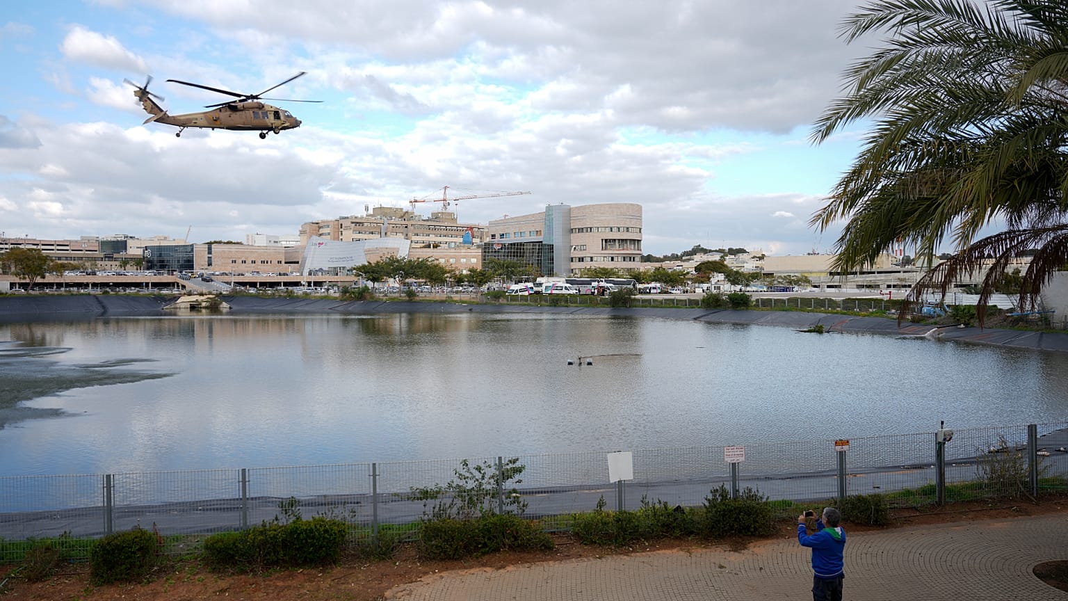 A kiszabadult izraeli túszokat szállító helikopter landol a Síba kórháznál - 2025. február 8.