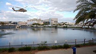 A kiszabadult izraeli túszokat szállító helikopter landol a Síba kórháznál - 2025. február 8.