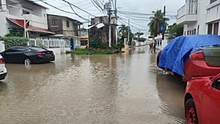 سيارات متوقفة في شارع مغمور بالمياه في أعقاب إعصار جوليا في جزيرة سان أندريس، كولومبيا، الأحد، 9 أكتوبر/تشرين الأول 2022
