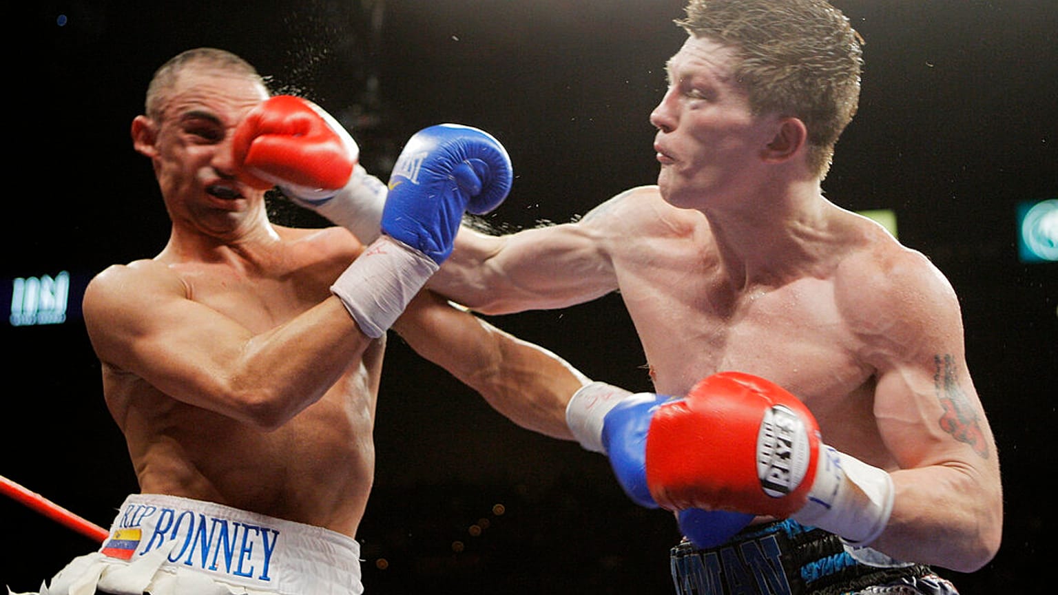 ARCHIVO - El inglés Ricky Hatton, a la derecha, golpea a Paulie Malignaggi durante su combate de boxeo del peso welter junior en Las Vegas el sábado 22 de noviembre de 2008.