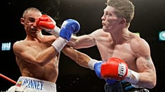ARCHIVO - El inglés Ricky Hatton, a la derecha, golpea a Paulie Malignaggi durante su combate de boxeo del peso welter junior en Las Vegas el sábado 22 de noviembre de 2008.