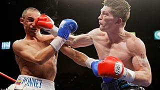 ARCHIVO - El inglés Ricky Hatton, a la derecha, golpea a Paulie Malignaggi durante su combate de boxeo del peso welter junior en Las Vegas el sábado 22 de noviembre de 2008.