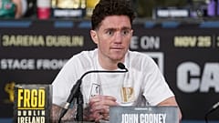 Boksör John Cooney, İrlanda'nın başkenti Dublin'de düzenlenen bir basın toplantısında, 23 Kasım 2023.