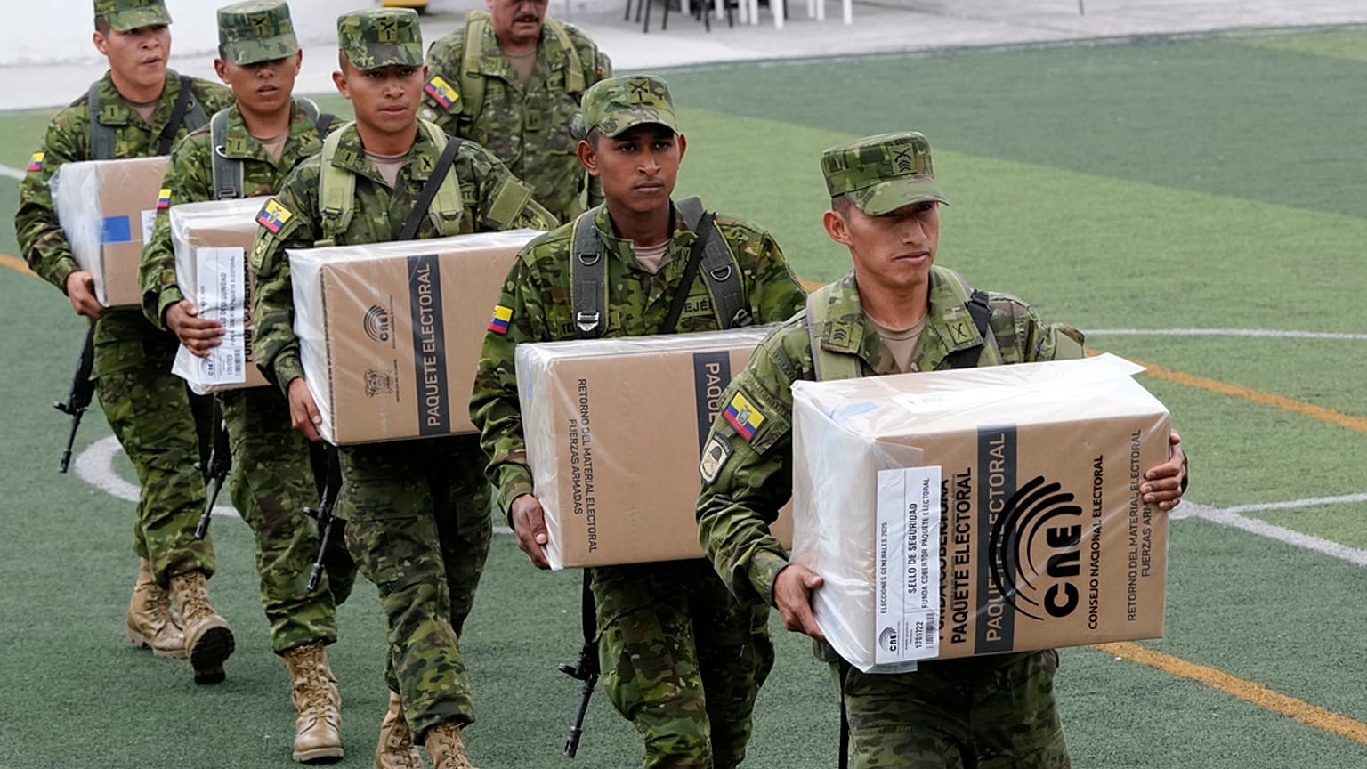 Militares transportan urnas electorales.