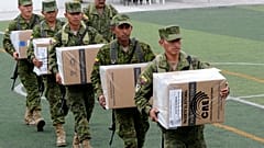 Militares transportan urnas electorales.