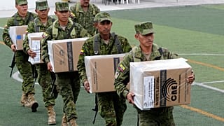 Militares transportan urnas electorales.
