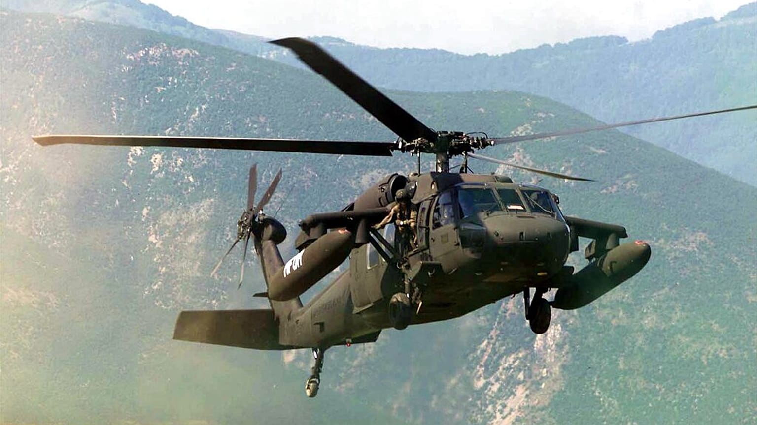 هلی‌کوپتر Black Hawk Helicopter ؛ عکس تزیینی است 