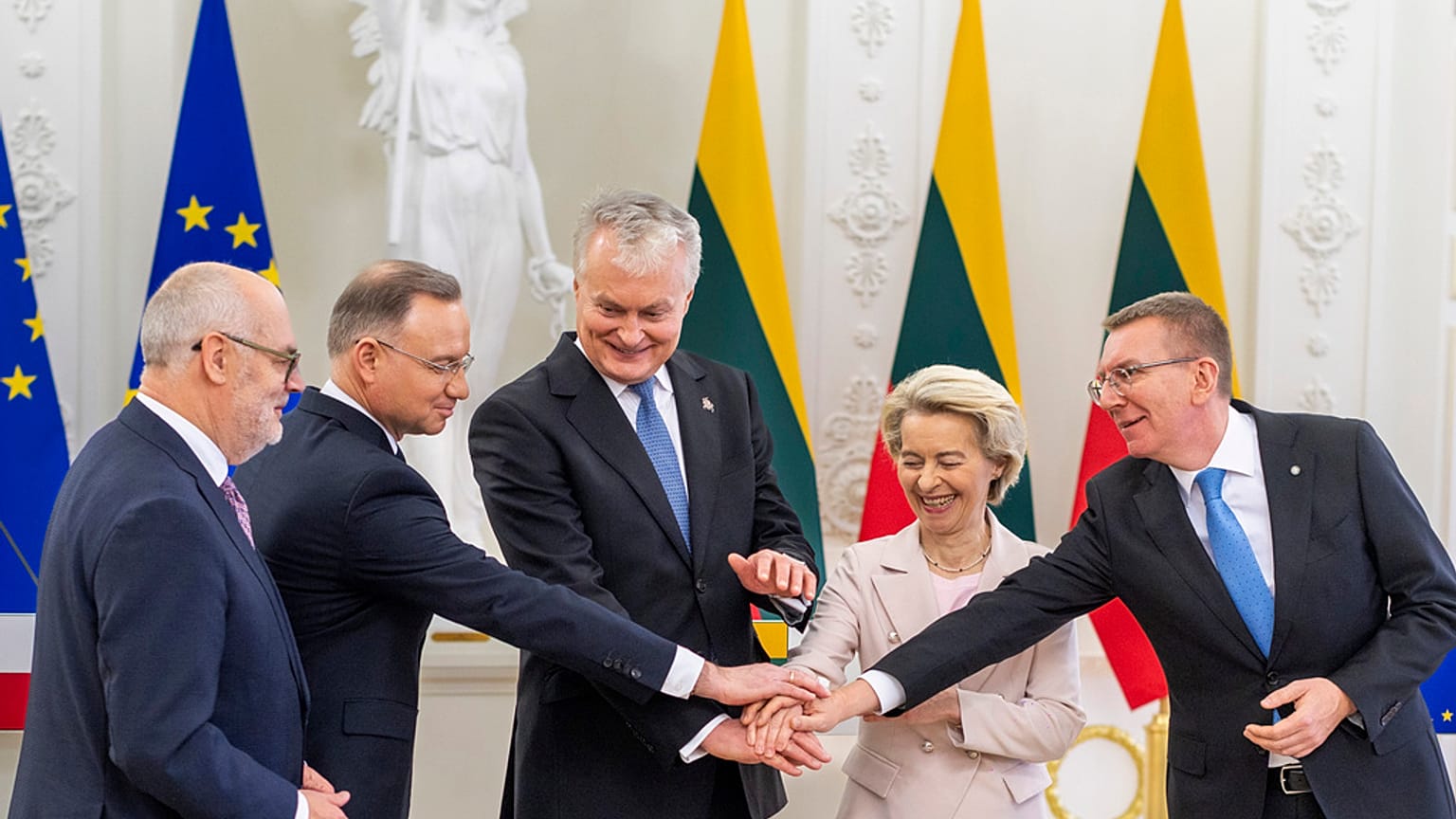 Alar Karis észt, Andrzej Duda lengyel, Gitanas Nauseda litván elnök, mellette Ursula von der Leyen bizottsági elnök, és Edgars Rinkevics lett elnök