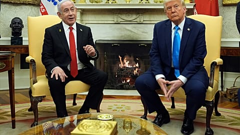 الرئيس دونالد ترامب يجتمع مع رئيس الوزراء الإسرائيلي بنيامين نتنياهو في المكتب البيضاوي في البيت الأبيض، 4 فبراير/شباط 2025، في واشنطن