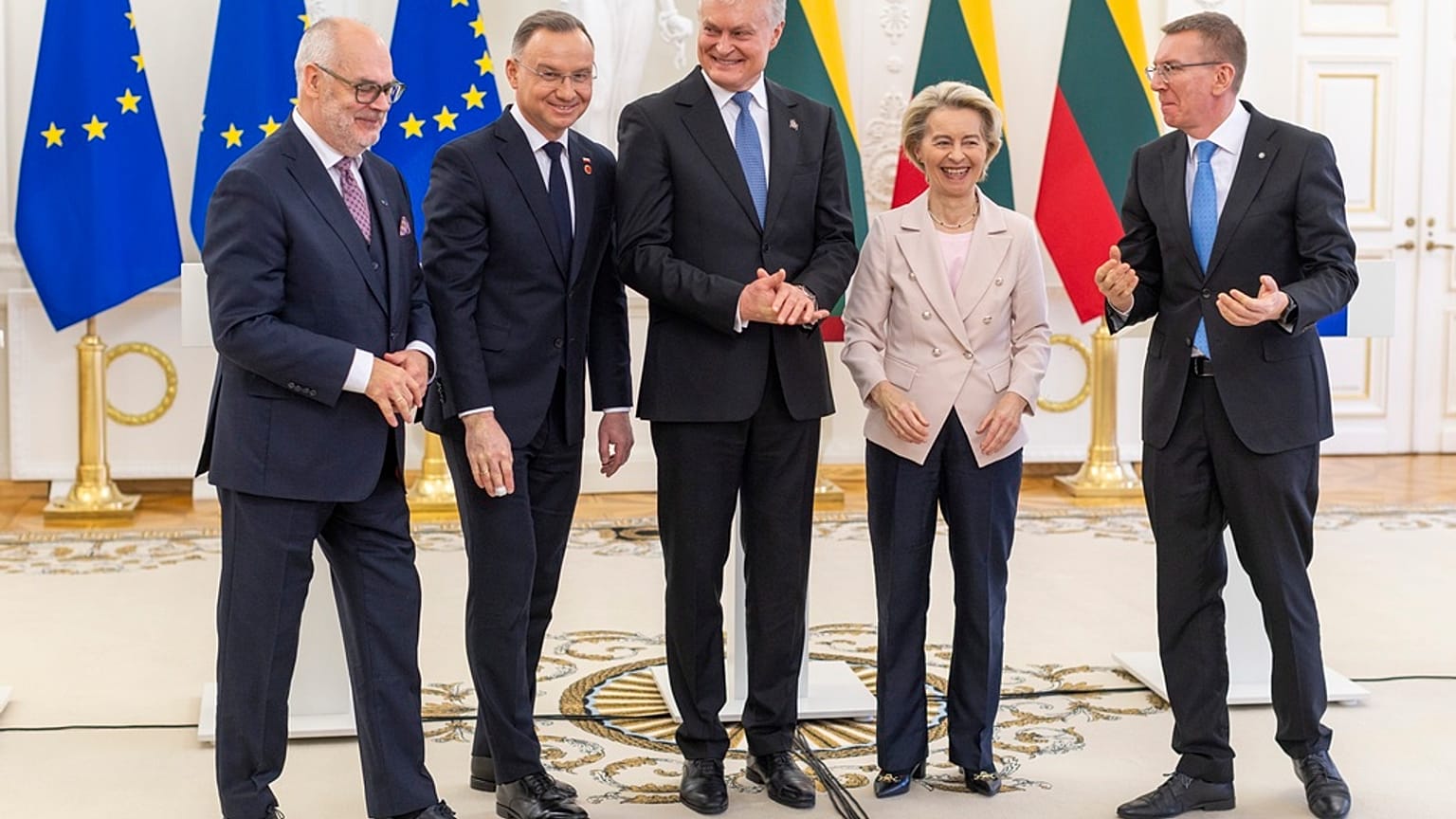 Od lewej: prezydent Estonii Alar Karis, prezydent Polski Andrzej Duda, prezydent Litwy Gitanas Nauseda, przewodnicząca Komisji Europejskiej Ursula von der Leyen i prezydent Ło