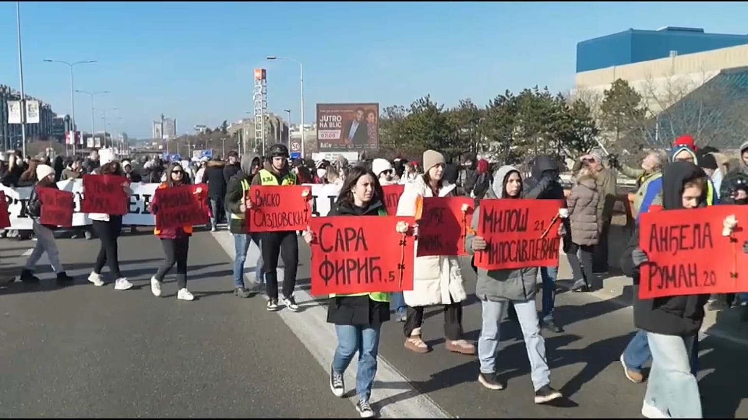 طلاب صربيا يحيون ذكرى 100 يوم على حادث سقوط المظلة الخرسانية في نوفا ساد