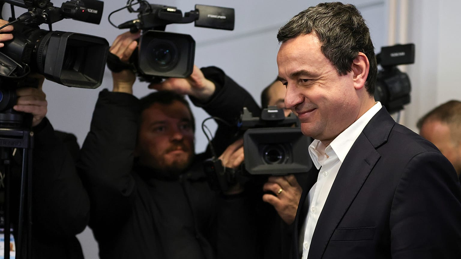 Albin Kurti, presidente del partido de izquierda Vetevendosje!, llega a votar durante las elecciones parlamentarias celebradas en Kosovo en Pristina, Kosovo, el 9 de febrero