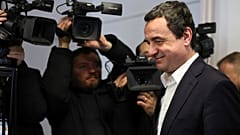 Albin Kurti, presidente del partido de izquierda Vetevendosje!, llega a votar durante las elecciones parlamentarias celebradas en Kosovo en Pristina, Kosovo, el 9 de febrero