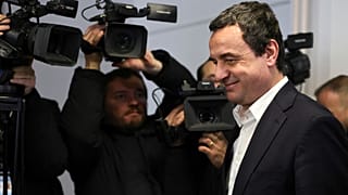 Albin Kurti, presidente del partido de izquierda Vetevendosje!, llega a votar durante las elecciones parlamentarias celebradas en Kosovo en Pristina, Kosovo, el 9 de febrero