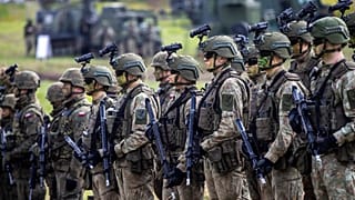 Soldados del ejército lituano participan en un ejercicio militar lituano-polaco Brave Griffin 24/II cerca de la brecha de Suwalki, junto a la frontera polaca, en la localidad de Dirmiskes.