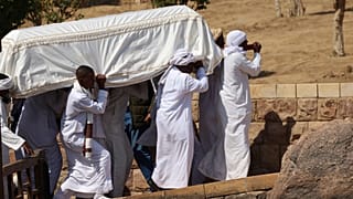 يحمل المشيعون نعش الأمير كريم الحسيني، الآغا خان الرابع، في أسوان، مصر، يوم الأحد 9 فبراير 2025.