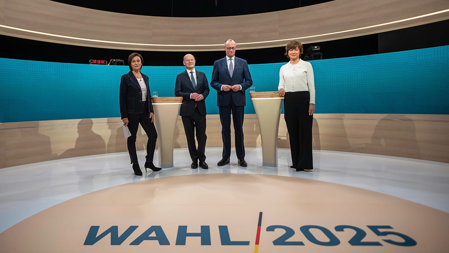 Olaf Scholz, centro izquierda, y Friedrich Merz, candidato de la CDU a la cancillería, antes de un debate electoral televisado en Berlín, 9 de febrero de 2025.