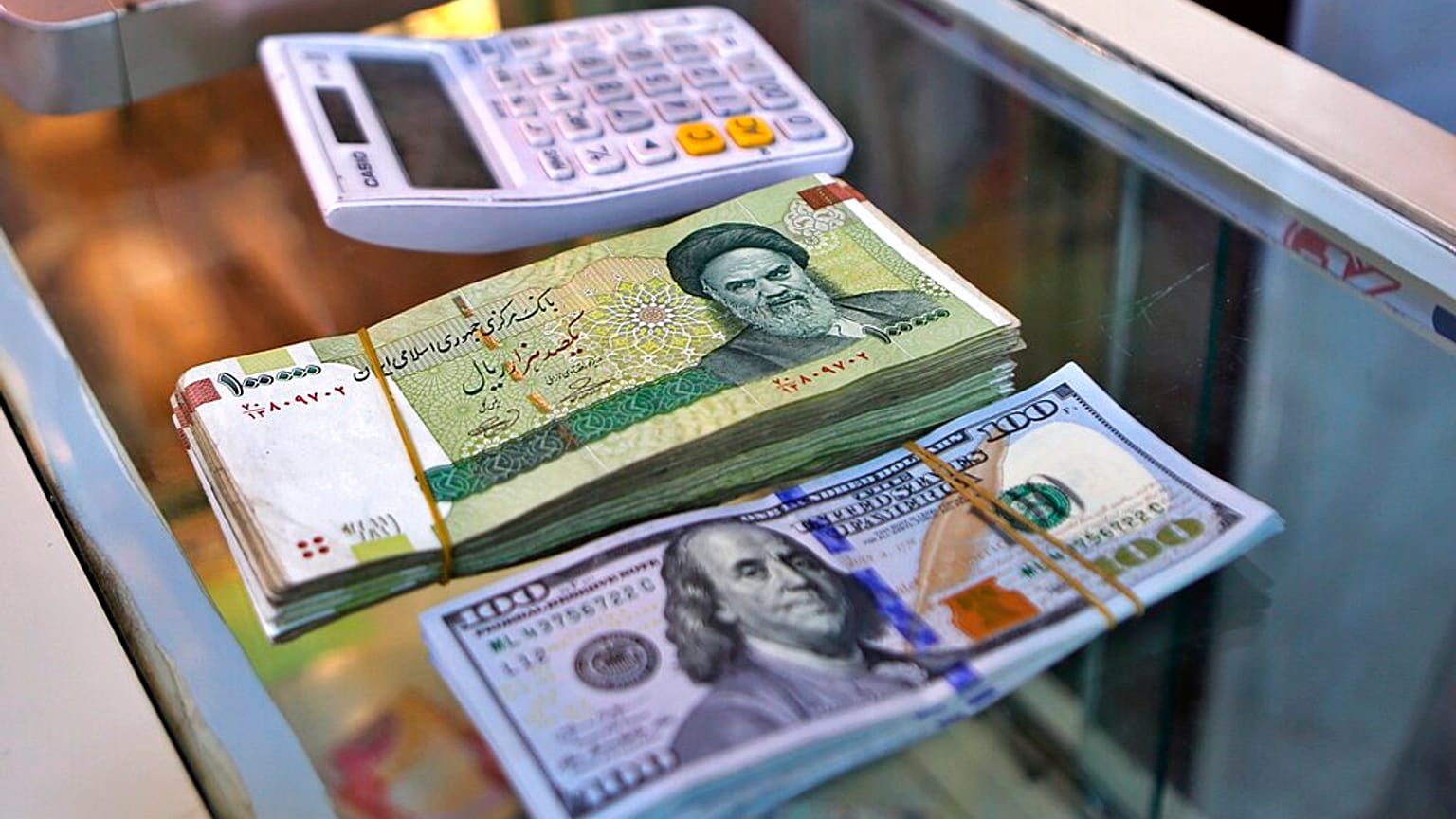 دلار افسار گسیخته؛ آیا گران تر می شود؟