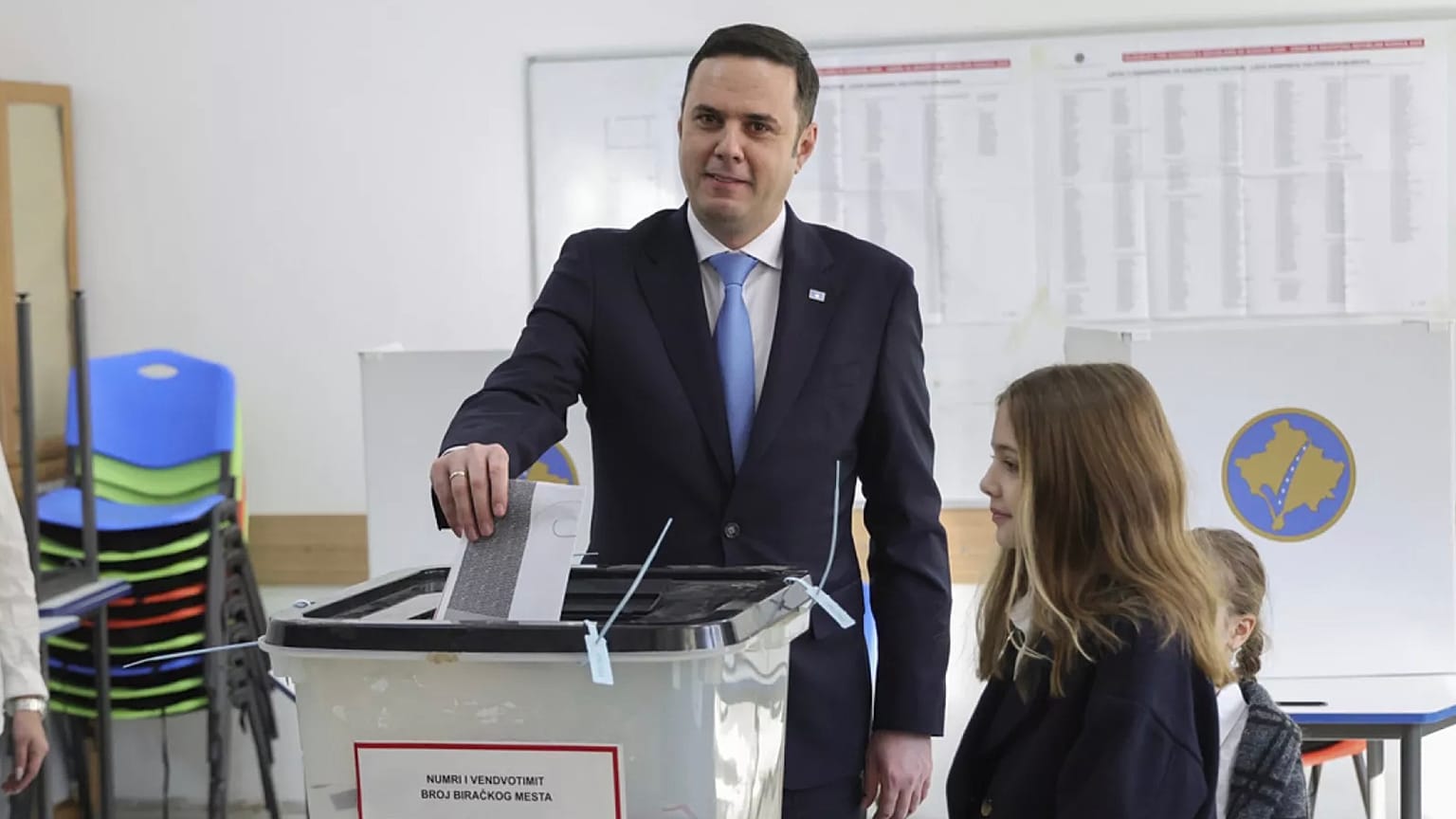 Kosova Demokratik Birliği Partisi lideri Lumir Abdixhiku, başkent Priştine'de yapılan genel seçimler sırasında oyunu kullanıyor, 9 Şubat 2025.