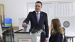 Kosova Demokratik Birliği Partisi lideri Lumir Abdixhiku, başkent Priştine'de yapılan genel seçimler sırasında oyunu kullanıyor, 9 Şubat 2025.